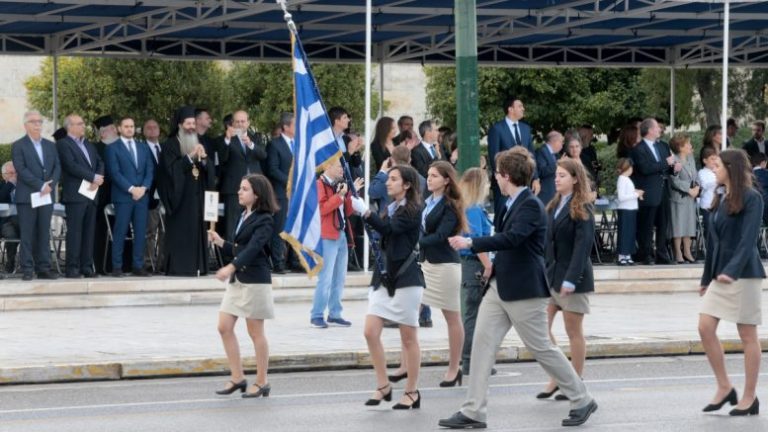 Σε εξέλιξη η μαθητική παρέλαση στο Σύνταγμα: Ένταση, προσαγωγές και ισχυρά μέτρα της ΕΛ.ΑΣ