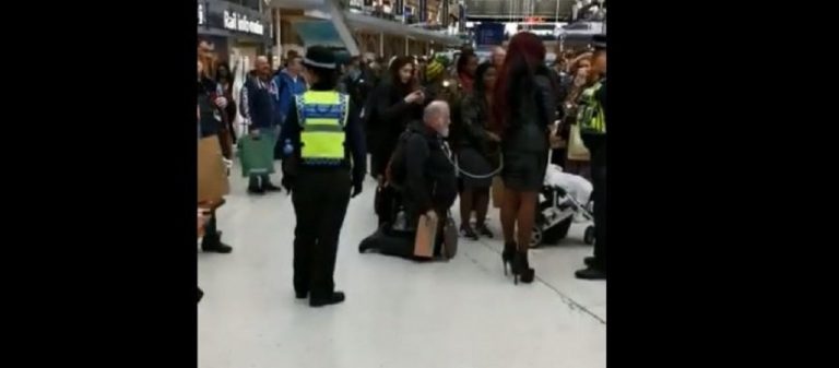 Ηλικιωμένος κυκλοφορεί γονατιστός και δεμένος στο λαιμό από την… αφέντρα του