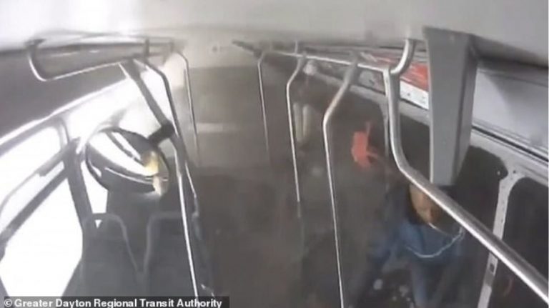 Σοκαριστικά βίντεο από τη σύγκρουση αυτοκινήτου που καταδίωκαν αστυνομικοί με λεωφορείο στο Οχάιο