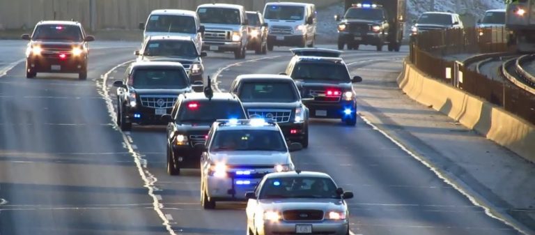 ΗΠΑ: Οδηγός έχασε τον έλεγχο του αυτοκινήτου του την ώρα που περνούσε δίπλα του η προεδρική λιμουζίνα!