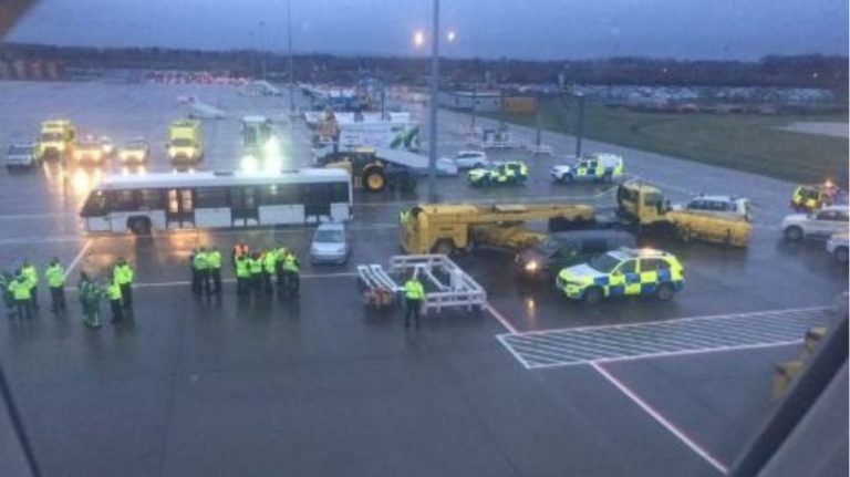 Σε καραντίνα πάνω από 100 επιβάτες πτήσης λόγω «μυστηριώδους ασθένειας»