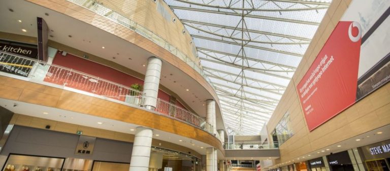 Μιλούσε στο τηλέφωνο μέχρι που έπεσε από τον 3ο όροφο – Τα στοιχεία για την τραγωδία στο εμπορικό κέντρο