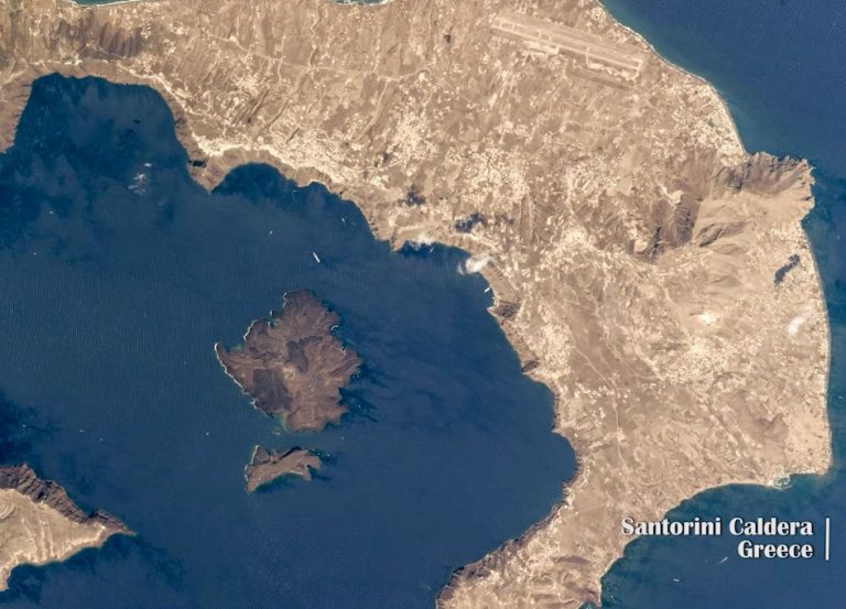 Υπόγεια ρηχή κυλινδρική ανωμαλία στο ηφαίστειο της Σαντορίνης