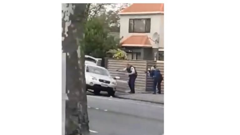 Νέα Ζηλανδία: Η στιγμή που οι αστυνομικοί συλλαμβάνουν το μακελάρη