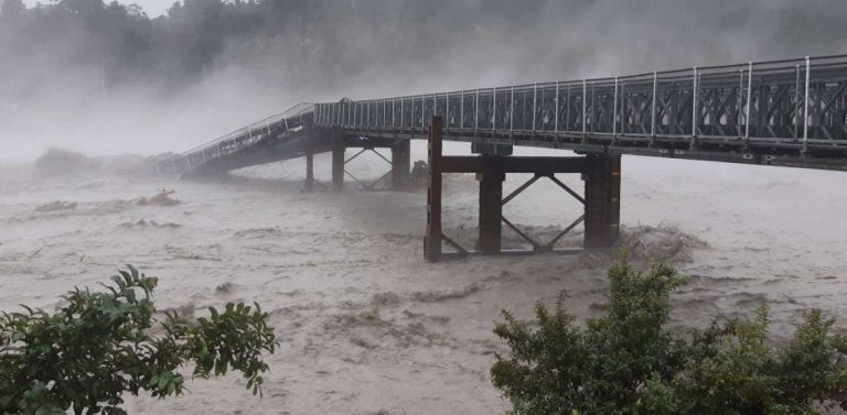 Τεράστια γέφυρα χάθηκε μέσα σε ορμητικό ποτάμι στη Νέα Ζηλανδία