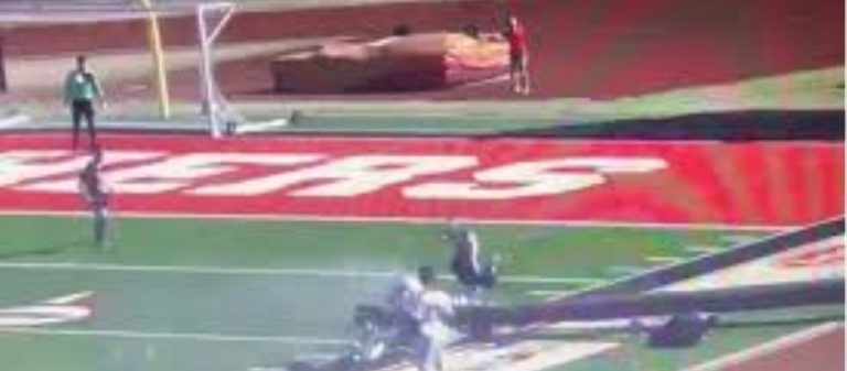 ΗΠΑ: Η σοκαριστική στιγμή που στύλος ηλεκτρικού ρεύματος καταπλακώνει επόπτη σε αγώνα ποδοσφαίρου