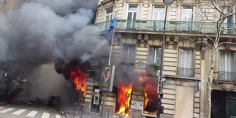 Εικόνες Marfin! Μητέρα με μωρό εγκλωβίστηκαν σε φλεγόμενη τράπεζα που πυρπόλησαν στο Παρίσι