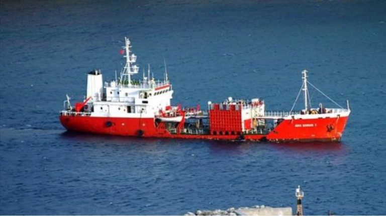 Ρήγμα 15 εκατοστών υπέστη το πλοίο που προσάραξε στην Άνδρο