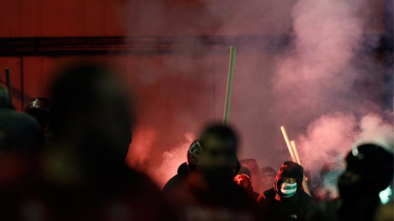 Σοκ: Εισβολή με ρόπαλα και μαχαίρια σε αγώνα πόλο γυναικών στο Παπαστράτειο – Δύο τραυματίες