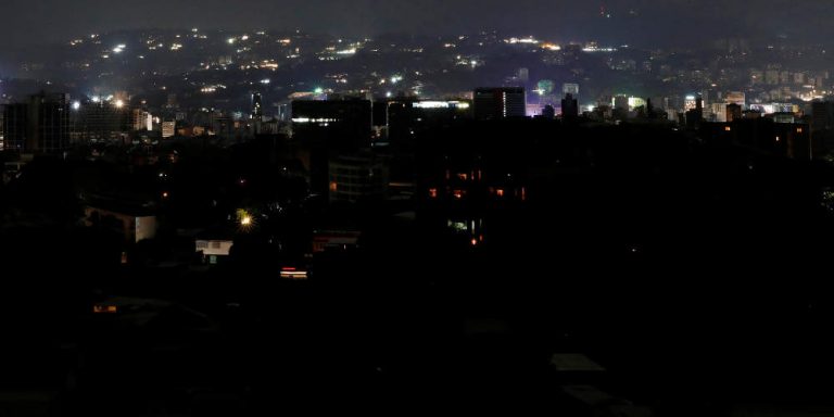 Στο σκοτάδι η Βενεζουέλα από γενικό μπλακ άουτ – «Σαμποτάζ» βλέπει ο Μαδούρο