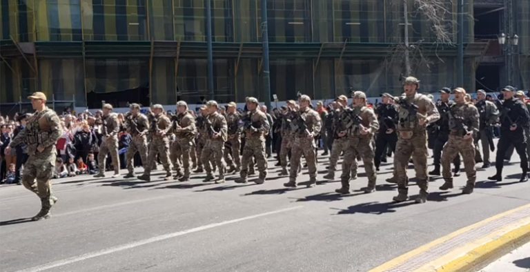 Τα «βατράχια» του Λιμενικού τραγούδησαν το «Μακεδονία ξακουστή» στη στρατιωτική παρέλαση