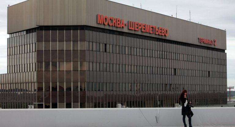 Υπάλληλος της πρεσβείας των ΗΠΑ εντοπίστηκε σε ρωσικό αεροδρόμιο με όλμο στη βαλίτσα