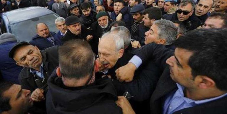 Κλίμα εμφυλίου στην Τoυρκία – Επίθεση ισλαμιστών & Γκρίζων Λύκων κατά Κιλιντσάρογλου – Του έριξαν μπουνιές & κλωτσιές