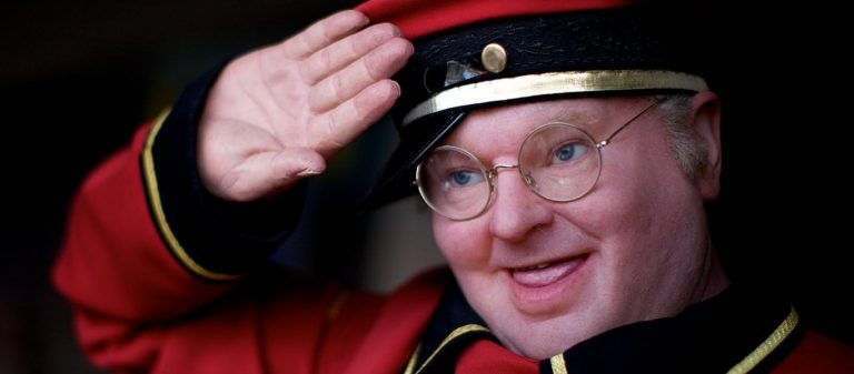 Η θλιβερή και άθλια μυστική ζωή του Μπένι Χιλ-Το πραγματικό του πρόσωπο πίσω από τη μάσκα του μεγάλου κωμικού