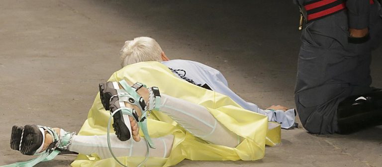 Η στιγμή που 26χρονο μοντέλο καταρρέει πάνω στην πασαρέλα – Ξεψύχησε βγάζοντας αφρούς