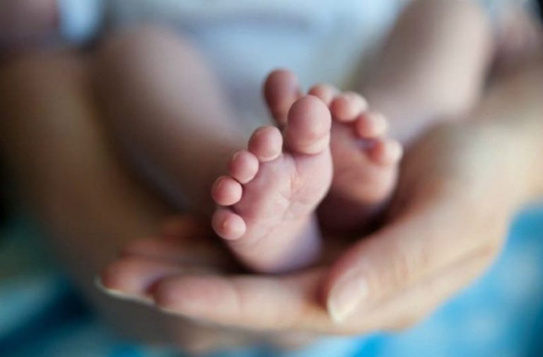 Βρέφος κατέληξε σε αεροπλάνο