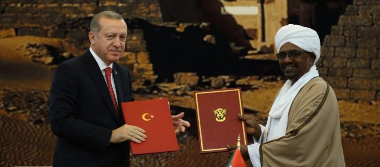 Κτύπημα ΗΠΑ σε Τουρκία: Ανατράπηκε ο κολλητός του Ερντογάν στο Σουδάν – Χάνει λιμάνι & βάση η Aγκυρα