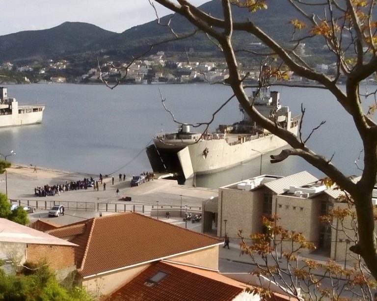 Σε «Εμπόλεμη» Κατάσταση Η Σάμος: Με Αρματαγωγά Μεταφέρονται Δεκάδες Αλλοδαποί