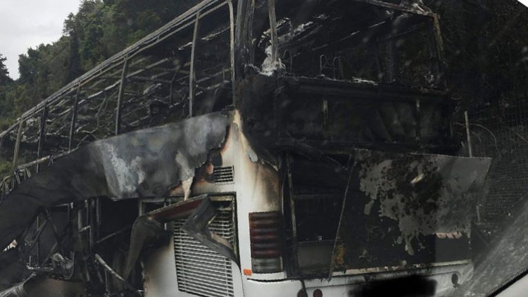 Κάηκε ολοσχερώς τουριστικό λεωφορείο στην Κέρκυρα