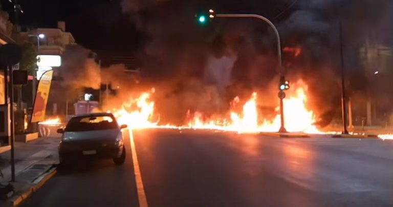 ΤΡΟΜΟΣ ΣΤΗΝ ΓΛΥΦΑΔΑ! ΗΘΕΛΑΝ ΝΑ ΤΟΥΣ ΚΑΨΟΥΝ ΖΩΝΤΑΝΟΥΣ ΣΤΗΝ ΑΝΑΣΤΑΣΗ – ΑΓΡΙΕΣ ΣΥΓΚΡΟΥΣΕΙΣ ΚΑΙ ΒΡΟΧΗ ΑΠΟ ΒΟΜΒΕΣ