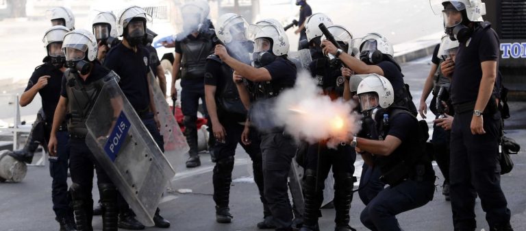 Ένοπλοι Toύρκοι Γάζωσαν Τις Εγκαταστάσεις Του ΝΑΤΟ Στην Σμύρνη!