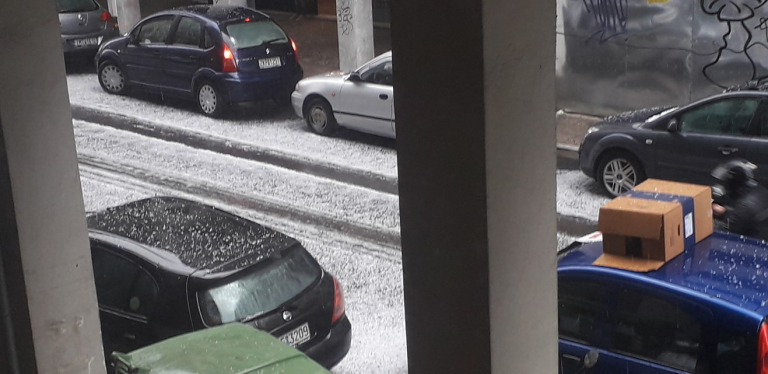 Οι πρωτες εικονες απο την εντονη χαλαζοπτωση στην Αττικη..