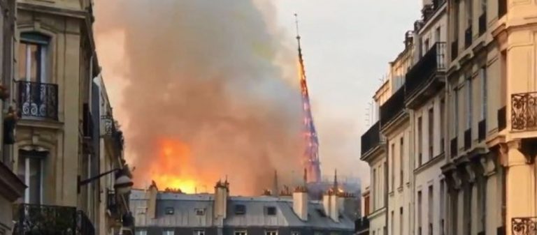 Βίντεο: Η στιγμή που καταρρέει το κωδωνοστάσιο της Παναγίας των Παρισίων – Τραγικό τέλος στο παγκόσμιο μνημείο!