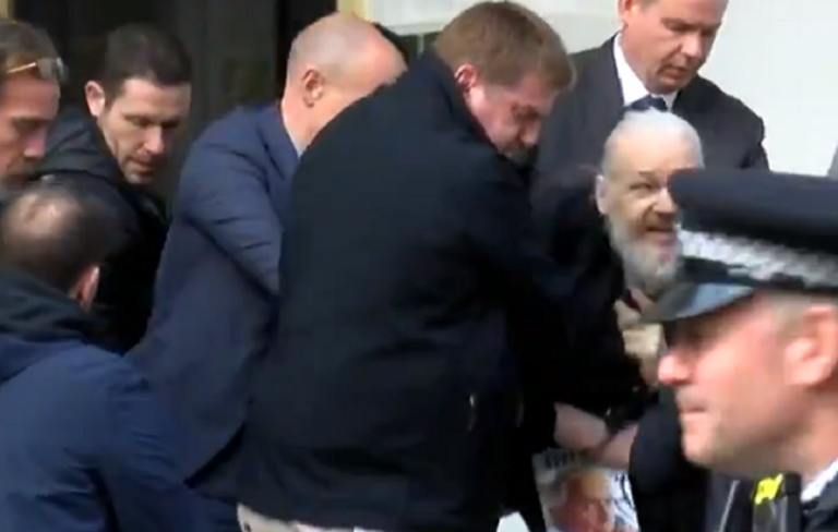 Julian Assange: Η στιγμή που τον σέρνουν έξω από την πρεσβεία