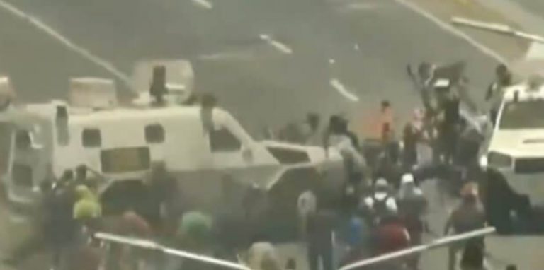 Βενεζουέλα: Βίντεο – σοκ με τεθωρακισμένο της Εθνικής Φρουράς να πέφτει πάνω σε πολίτες