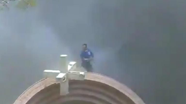 Αυτό είναι το πραγματικό πρόσωπο του Ισλάμ! Άνδρας γκρεμίζει σταυρό και τον σπάει με μανία….