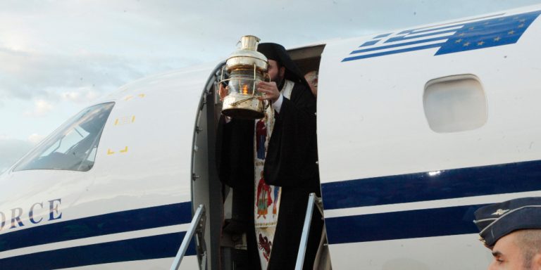 Έφτασε στην Ελλάδα το Άγιο Φως – Με έκτακτες πτήσεις στην υπόλοιπη χώρα