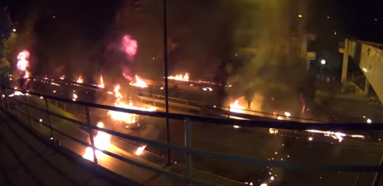 Ανάσταση με… μολότοφ, βεγγαλικά και φωτιές για άλλη μια χρονιά στον Νέο Κόσμο