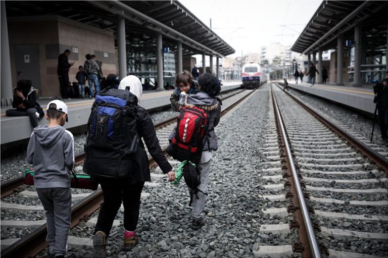 Αποχωρούν σταδιακά οι πρόσφυγες από τον σταθμό Λαρίσης