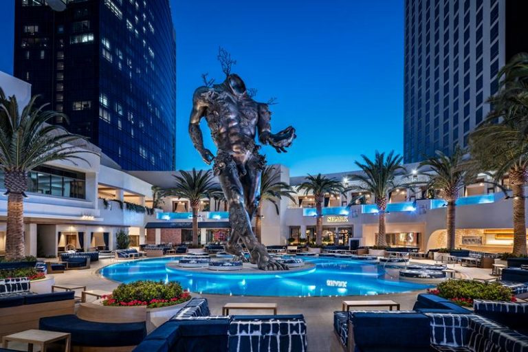 Τι άλλο θα δούμε; Ένας ακέφαλος «δαίμονας» ύψους 18 μέτρων «φρουρεί» το νυχτερινό κλαμπ «Kaos» στο Λας Βέγκας