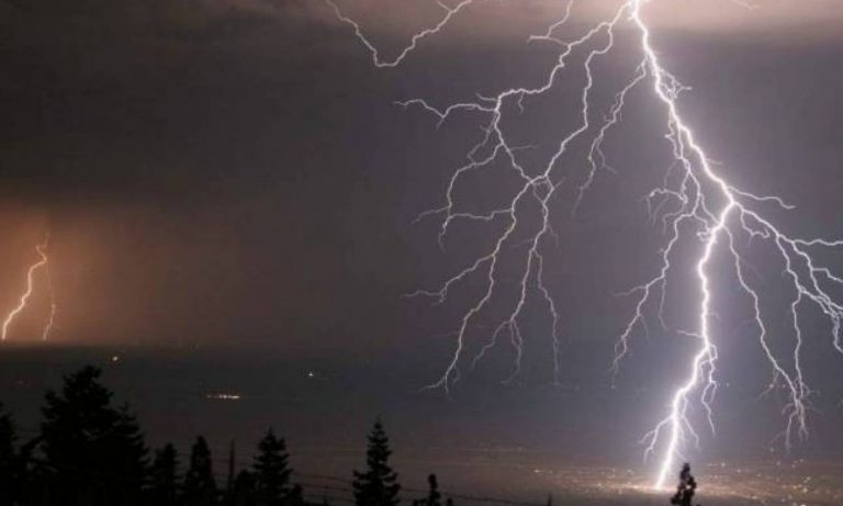 «Αγριεύει» ο καιρός με βροχές, καταιγίδες, χαλάζι και πολλούς κεραυνούς