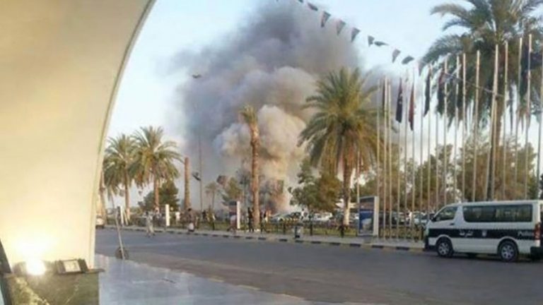 Λιβύη: Το αεροδρόμιο της Τρίπολης ξανάνοιξε μετά τις αεροπορικές επιδρομές