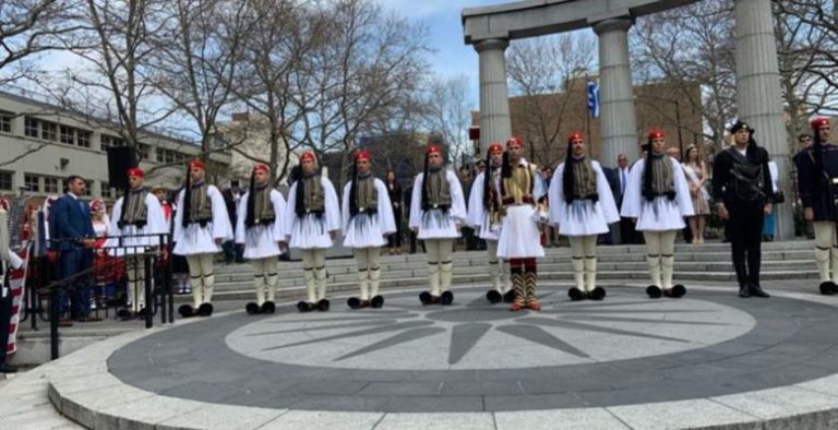 Οι Εύζωνες στην Έπαρση της Ελληνικής Σημαίας στην Αστόρια