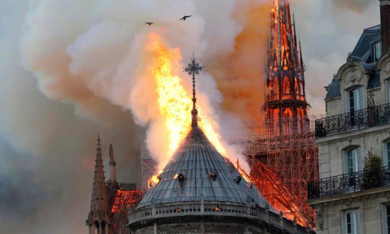 Η Παναγία των Παρισίων Κάηκε – Μαζί της και η Ευρώπη