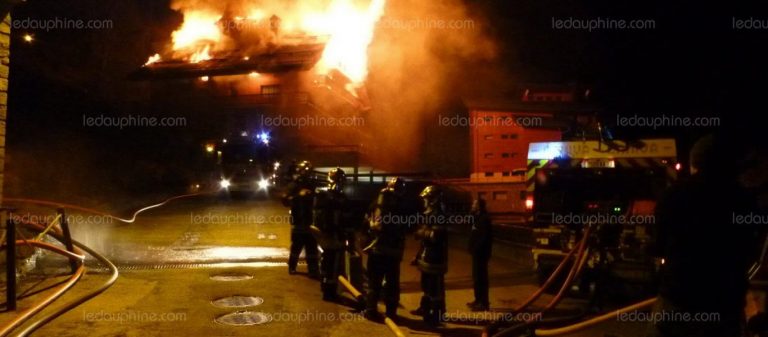 Ισχυρή έκρηξη και φωτιά σε πολυώροφο κτίριο στο Παρίσι