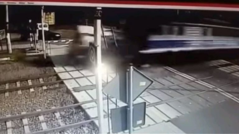 Βίντεο σοκ: Τρένο παρασύρει ασθενοφόρο στην Πολωνία – Δύο νεκροί