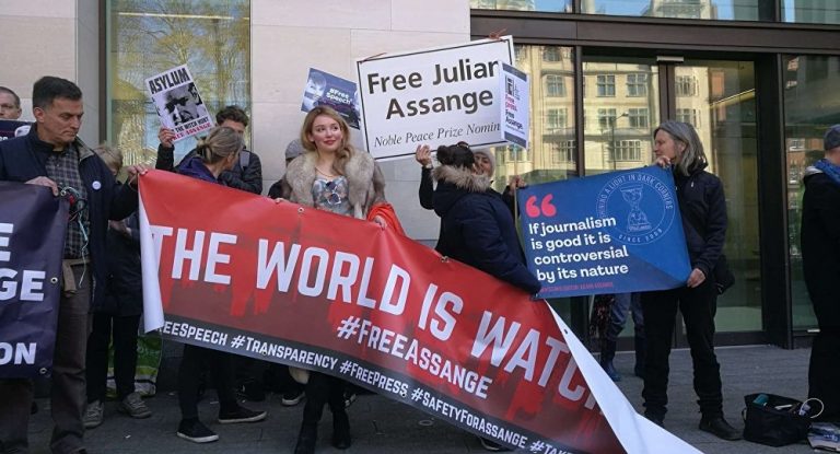 LIVE:Συγκέντρωση των υποστηρικτών του Ασάνζ στις φυλακές που φέρεται να κρατείται