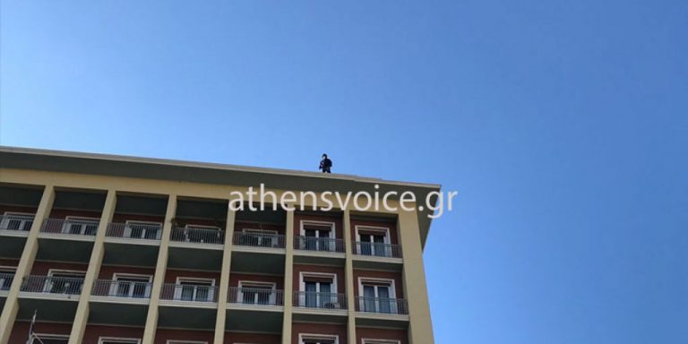 Συμβασιούχος από ΟΤΑ απειλεί να πέσει από τον 8ο όροφο του υπ. Εσωτερικών