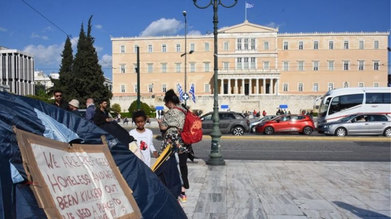 Οι πρόσφυγες κατασκήνωσαν στο Σύνταγμα μετά την εκκένωση της κατάληψης στα Εξάρχεια