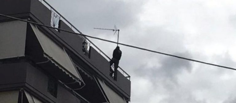 Αγρίνιο: Νεαρός απειλεί να αυτοκτονήσει πηδώντας από ταράτσα