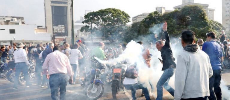 Χάος στη Βενεζουέλα – Στρατιωτικοί συλλαμβάνουν στρατιωτικούς