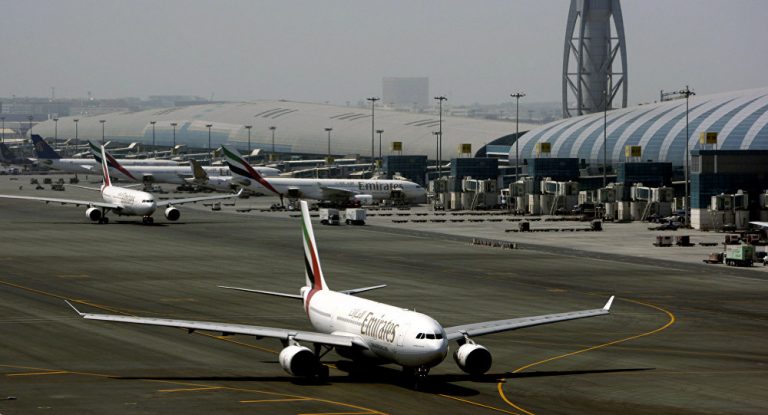 ΜΙΚΡΌ ΑΕΡΟΠΛΆΝΟ ΣΥΝΕΤΡΊΒΗ ΚΟΝΤΆ ΣΤΟ ΑΕΡΟΔΡΌΜΙΟ ΤΟΥ ΝΤΟΥΜΠΆΙ, ΣΚΟΤΏΝΟΝΤΑΣ ΤΈΣΣΕΡΑ ΆΤΟΜΑ