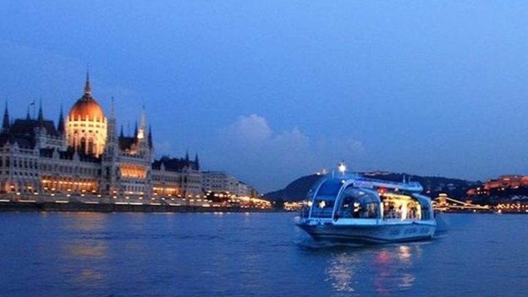 Ουγγαρία: Ανετράπη ποταμόπλοιο στον Δούναβη με δεκάδες επιβαίνοντες