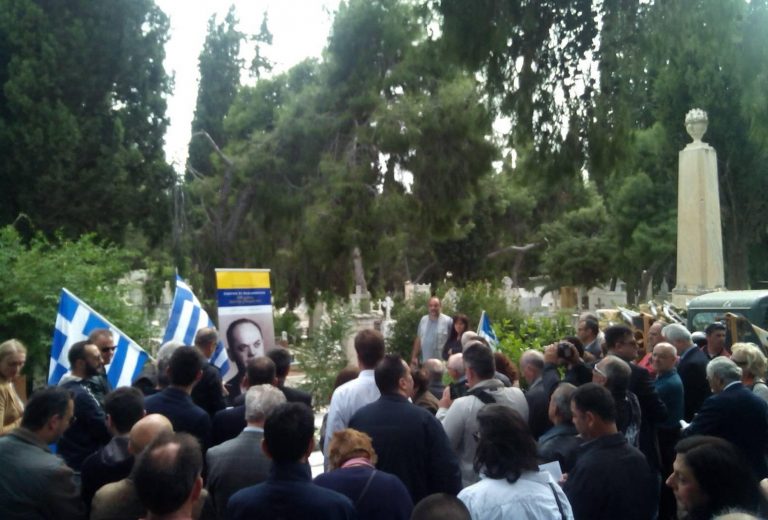 Χαμός στο τρισάγιο στον τάφο του Γεώργιου Παπαδόπουλου