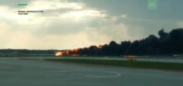 Βίντεο από την αναγκαστική προσγείωση του αεροπλάνου της αεροφλότ που χτυπήθηκε από κεραυνό στη Μόσχα