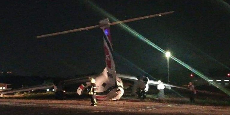 Μιανμάρ: Αεροσκάφος βγήκε από τον διάδρομο στην προσγείωση, κόπηκε στα τρία